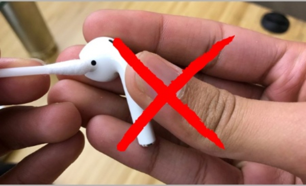 Curatare-casti-in-ear-riscuri-solutie