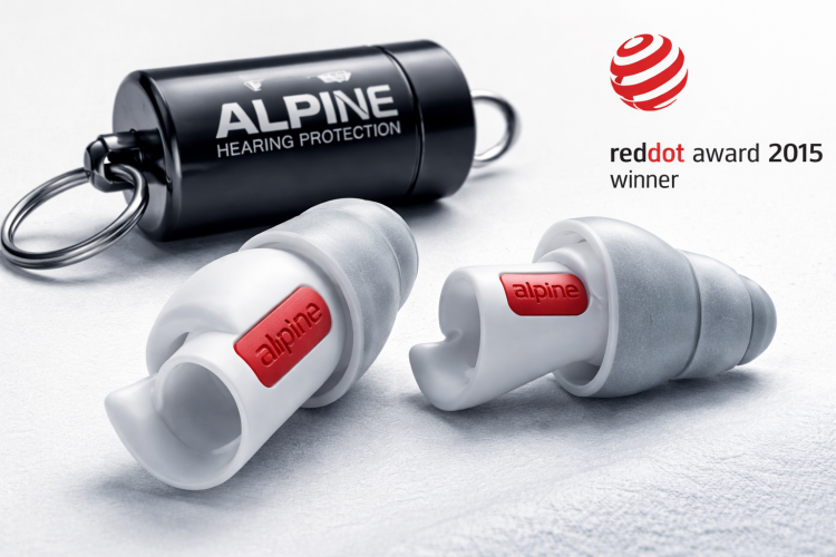 Dopuri de urechi Alpine ThermoShape™ cu logo Alpine, material ThermoShape și badge Red Dot Award 2015, alături de un suport de transport negru cu inel, pe fundal neutru.